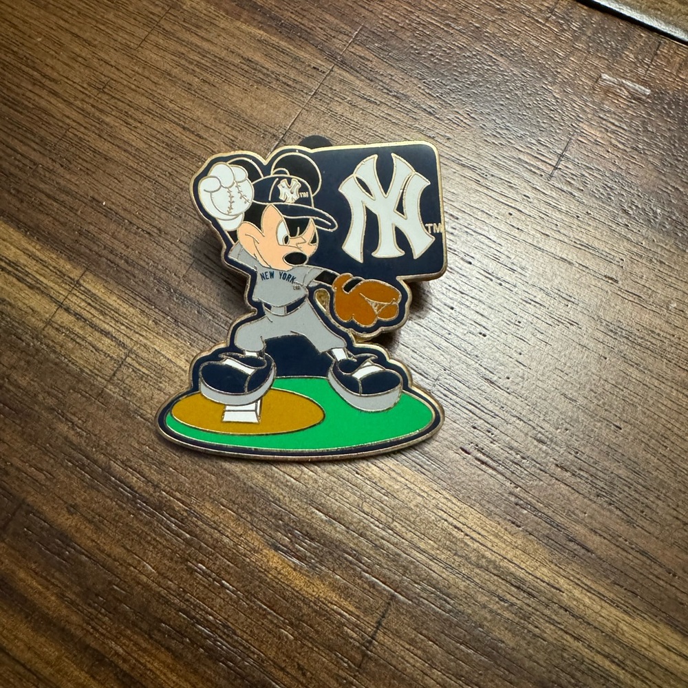 2008 Disney Parks Mickey Mouse Major League Baseball New York Yankees Pin